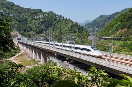 Por que os equipamentos elétricos em trânsito ferroviário usam conectores flexíveis de fio de cobre?